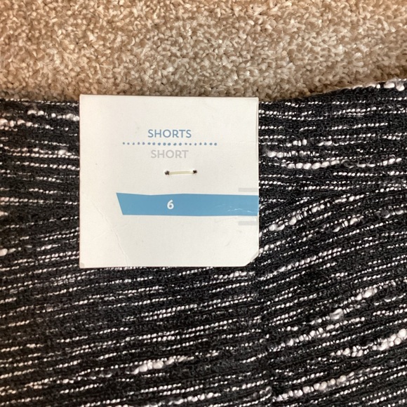 Old Navy Women's Black & White Tweed Dress Shorts - Picture 4 of 6